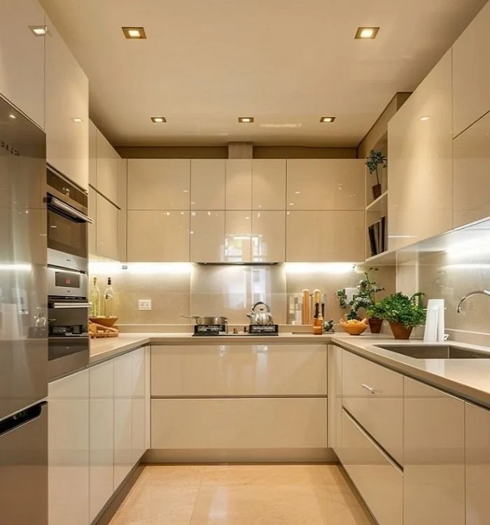 کابینت‌های آشپزخانه به رنگ بژ و کرمی